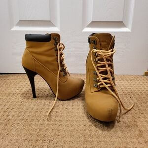 Women's Tan Lace-Up Ankle Boots